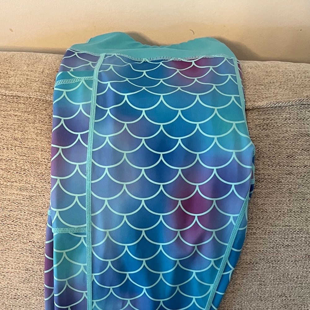 Constantly Varied Gear (CVG) Size Large Capri Leggings - Mermaid Scales